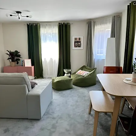 Modern With Free Parking. Located In York's Historical Building *