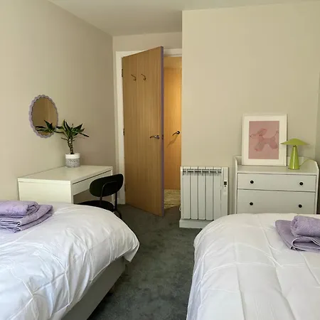Modern With Free Parking. Located In York's Historical Building Apartment *