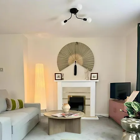 Modern With Free Parking. Located In York's Historical Building