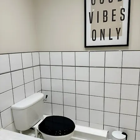 Modern With Free Parking. Located In York's Historical Building Διαμέρισμα