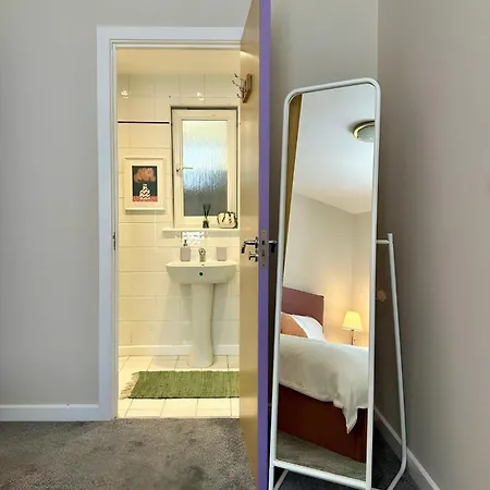 Modern With Free Parking. Located In York's Historical Building *