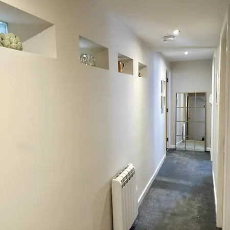 Modern With Free Parking. Located In York's Historical Building