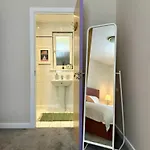 Modern With Free Parking. Located In York's Historical Building *
