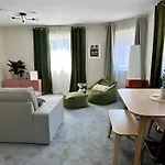 Modern With Free Parking. Located In York's Historical Building *
