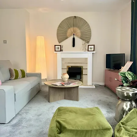 דירה Modern With Free Parking. Located In York's Historical Building *