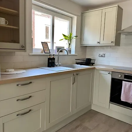 Modern With Free Parking. Located In York's Historical Building דירה יורק