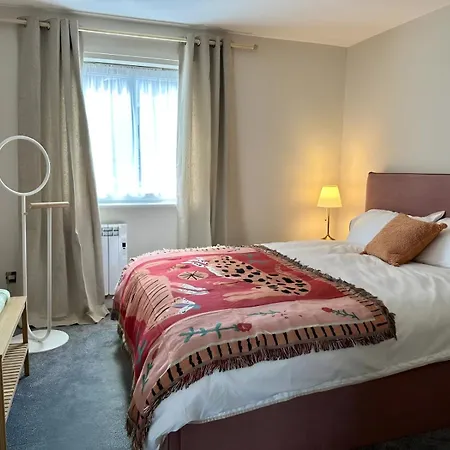 Modern With Free Parking. Located In York's Historical Building דירה יורק