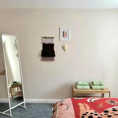 Modern With Free Parking. Located In York's Historical Building * יורק